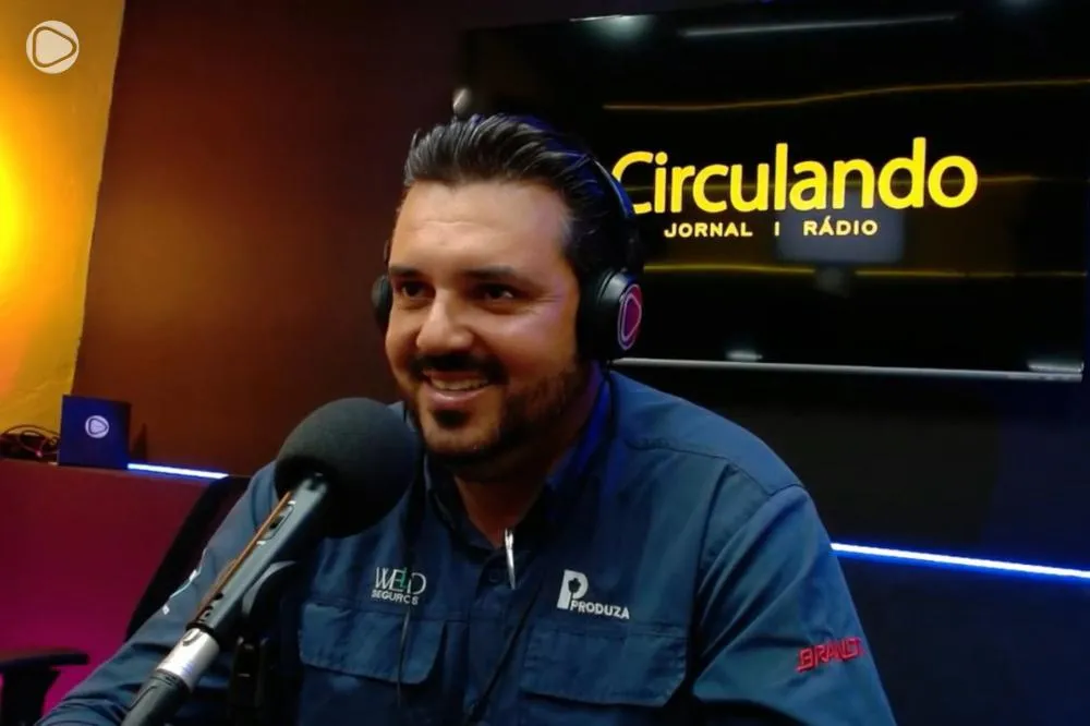 Everton Muchagato durante entrevista para a Rádio CirculandoFM - Foto: Carlos Roberto Francisquini/Arquivo Jornal Circulando