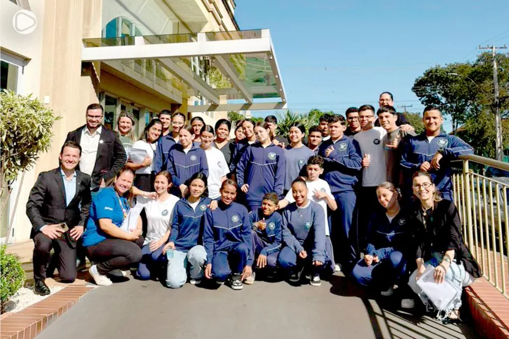 Alunos do Colégio Cívico Militar José Pavan e do Senac Jacarezinho durante visita ao Hotel Bourbon Cambará - Foto: Beatriz Calais/Especial para o Jornal Circulando