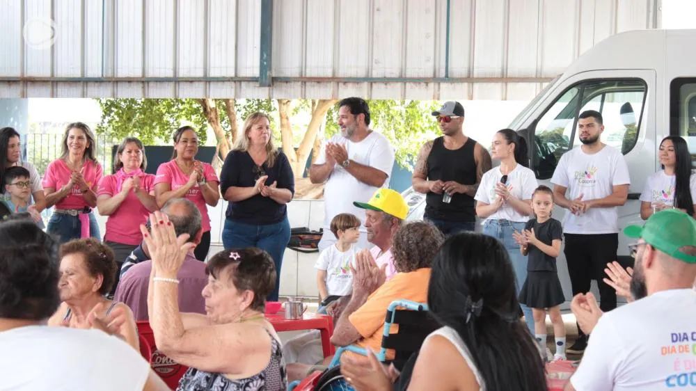 Colaboradores e parceiros da agência Sicredi de Cambará durante ação do Dia C no Lar São Vicente de Paulo — Foto: Carlos Roberto Francisquini/Arquivo REDE CIRCULANDO