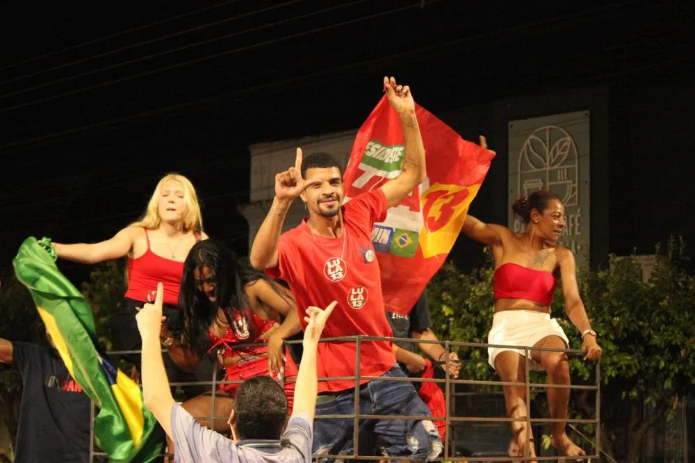 Cambarenses celebram vitória de LULA na Avenida Brasil de Cambará  Fotos: Antônio Francisquini Neto - Arquivo Jornal Circulando
