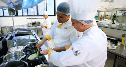 Colaboradores de bares, restaurantes e casas noturnas poderão ter férias antecipadas devido a crise provocada pelo coronavírus Foto: Arquivo/Google