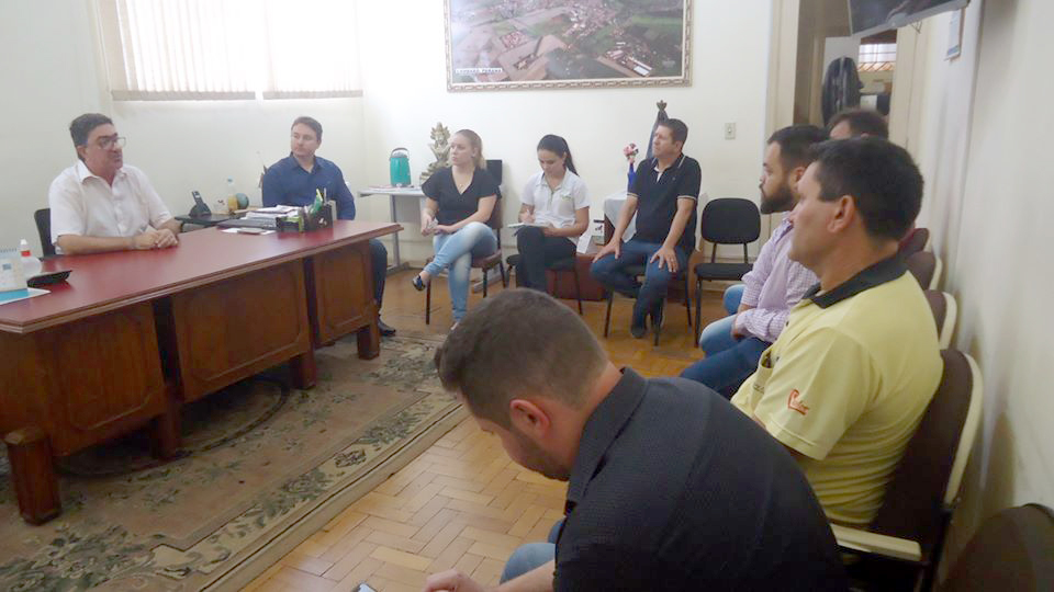 Prefeito de Cambará José Salim Haggi Neto se reúne com membros do Comércio de Cambará - Foto: Graça Maria 