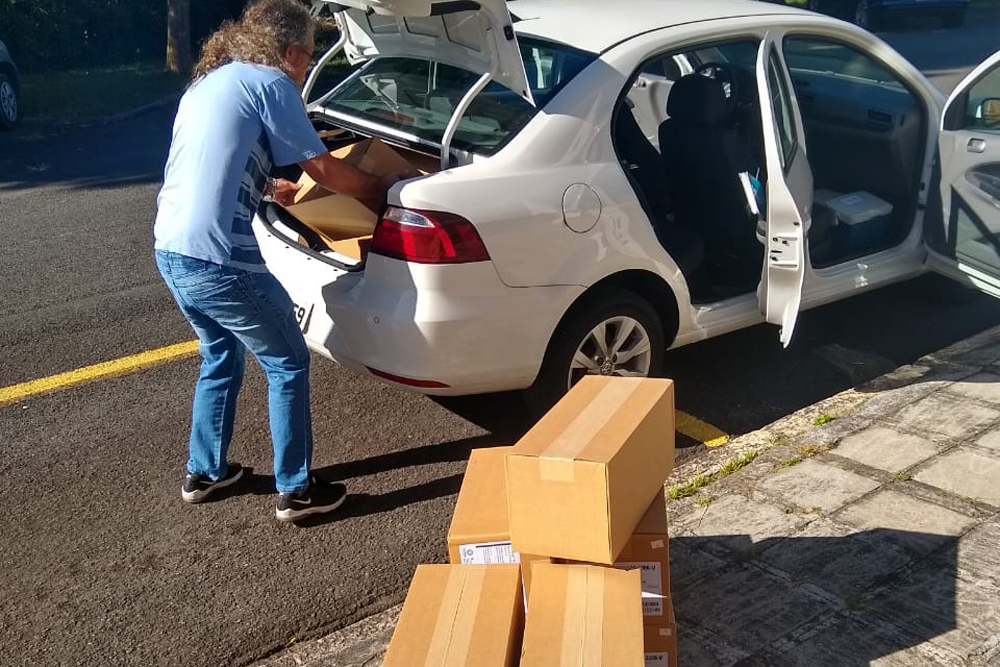 A Agência de Defesa Agropecuária do Paraná (Adapar) repassou nesta semana 13 mil swabs estéreis para o Laboratório Central do Estado do Paraná (Lacen-PR)