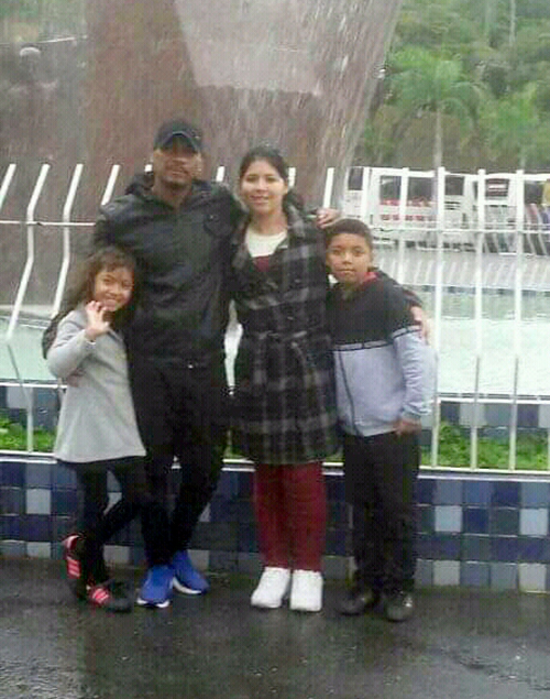Natanael Silva com esposa e filhos no Santuário de Aparecida - Foto: arquivo pessoal 