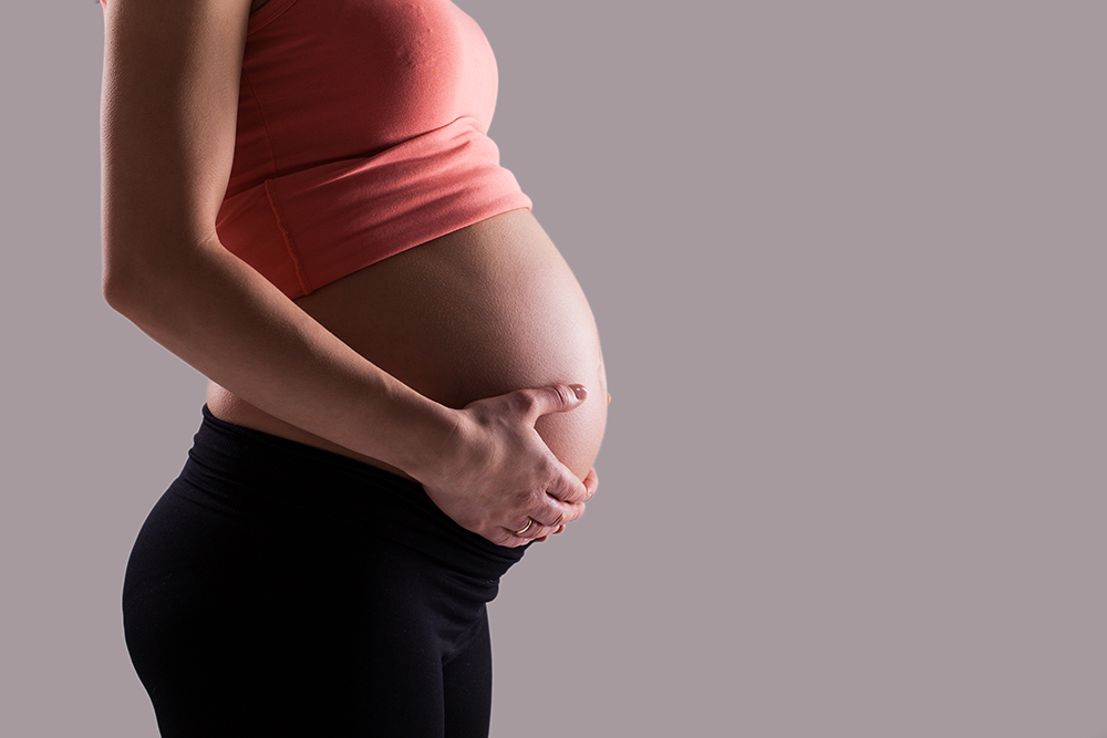 “Alguns vírus que já se alastraram anteriormente, como o zika vírus e H1N1, tinham importante implicação para grávidas e seus bebês”, explica
