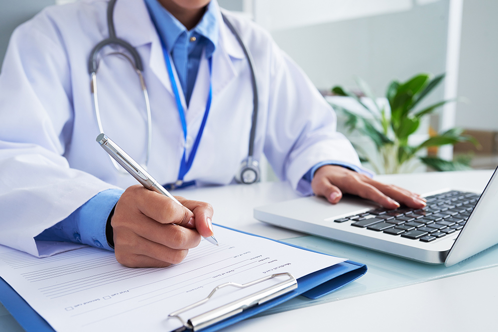 Após a aprovação do Conselho Federal de Medicina (CFM), que permite o uso da telemedicina para auxiliar pacientes à distância durante o período de pandemia da Covid-19, a alternativa tem facilitado a comunicação entre médico e pacientesApós a aprovação do