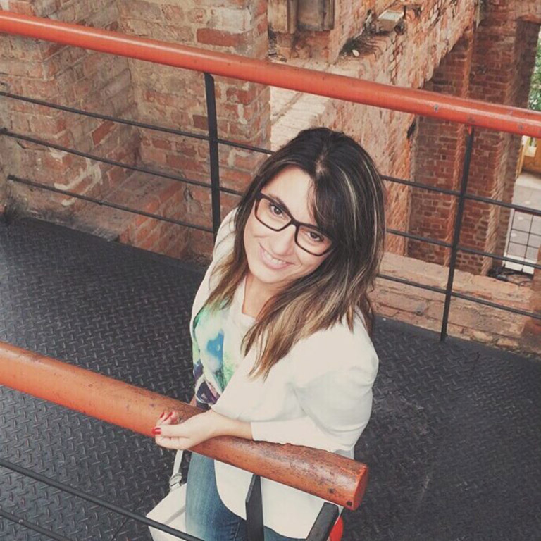 Isabel Marçal é especialista em gestão de projetos sociais, com 15 anos de experiência no setor de Impacto Social e, no momento, especializando-se em Psicanálise.