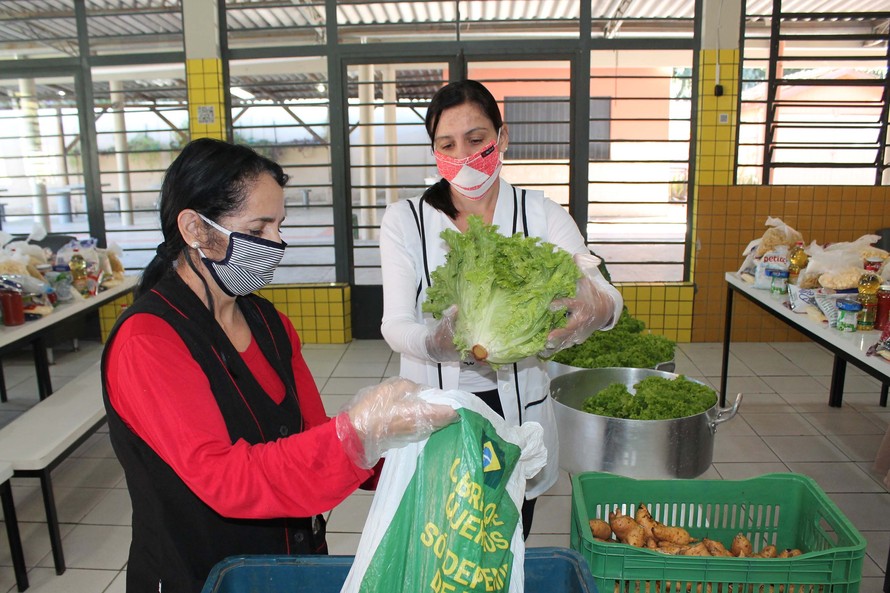 São montados com os alimentos que seriam utilizados para a produção da merenda dos alunos da rede estadual e são destinados para as famílias em situação de maior vulnerabilidade neste momento