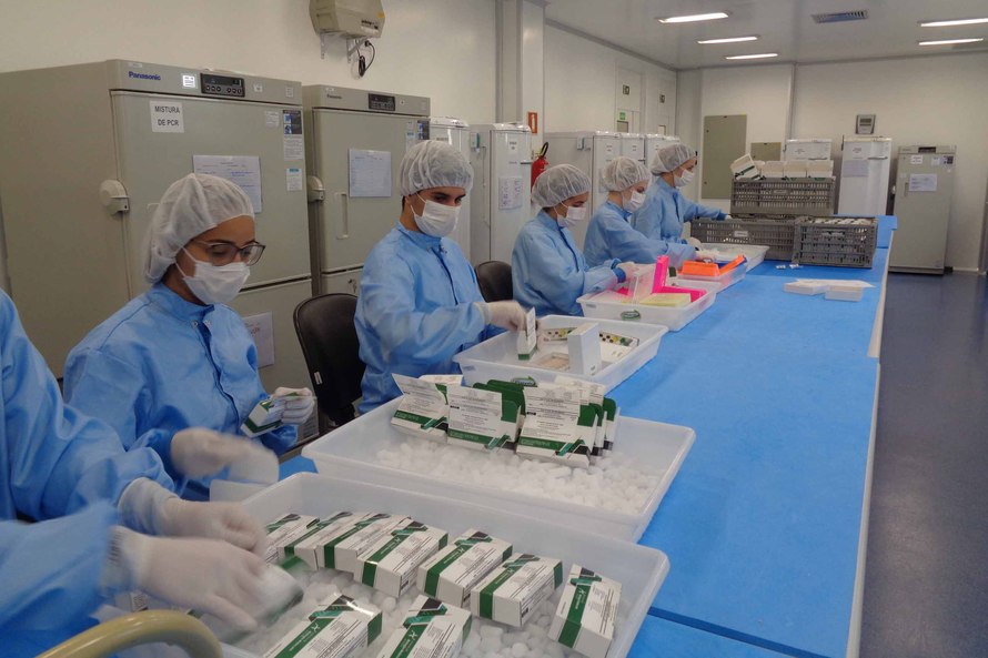 Kits desenvolvidos pelo Instituto de Biologia Molecular do Paraná, junto com a Fiocruz, são produzidos no Tecpar