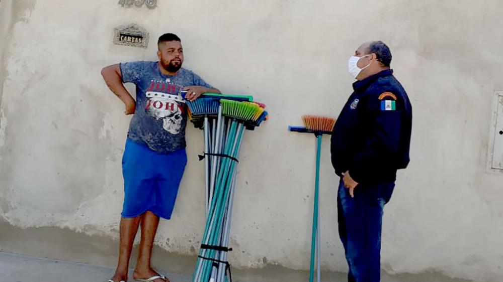 Luiz Carlos Batistela, comandante da Guarda Municipal orienta ambulante sobre decisão judicial que restringe atividades no município - Foto: Reprodução de internet 