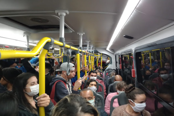 A aglomeração no transporte público aumenta as chances de contágio pelo COVID-19 - Foto: Divulgação 
