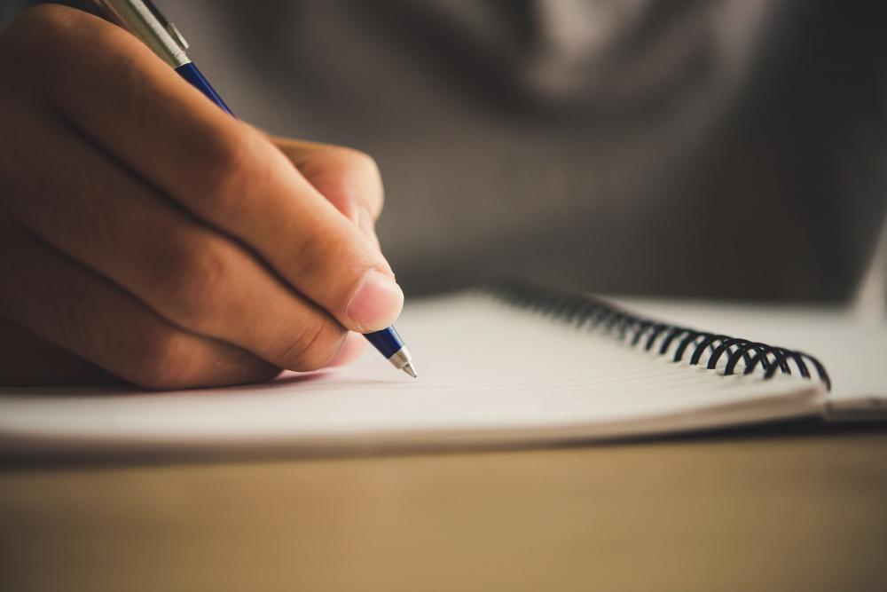 O Enem 2020 deve ser adiado, mas estudantes do Brasil inteiro já intensificaram a rotina de estudos para garantir uma boa nota no Exame Nacional do Ensino Médio, e a redação é um dos principais desafios da prova