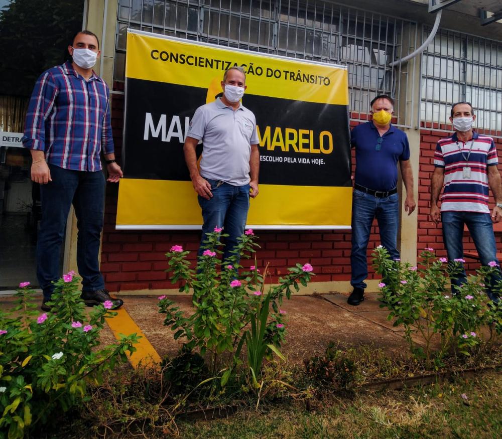 Diretor-geral do Detran-Pr, Coronel Cesar Kogut, segundo a partir da direita, entre Everson Pessoni, Fábio Schiavo e Bruno Santana. Foto - Da assessoria do Detran-Pr