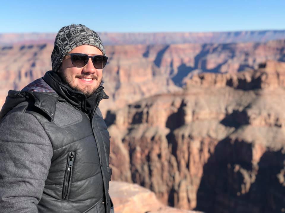 Aelson Michelato Filho tendo ao fundo o Grand Canyon Arizona nos EUA - Foto: Arquivo pessoal 
