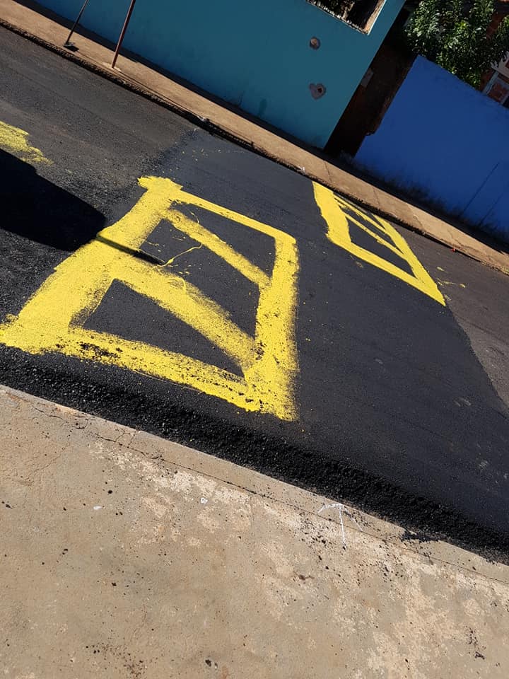 FALTOU CAPRICHO! Prefeitura de Cambará atende pedido de morador, instala lombada em local perigoso, mas falha na conclusão da obra. Faltou capricho, zelo e respeito. Há quem diga que é a cara da gestão - Foto: Alfredo Idem - arquivo pessoal