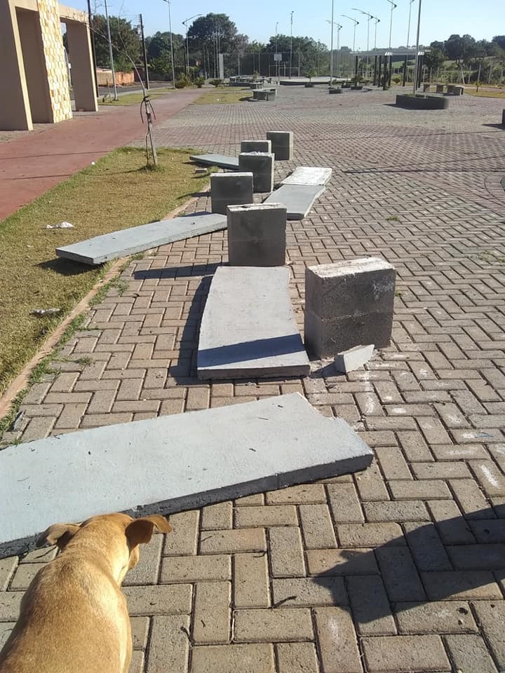 Imagem da Praça depredada pelos vândalos revolta comunidade cambaraense 