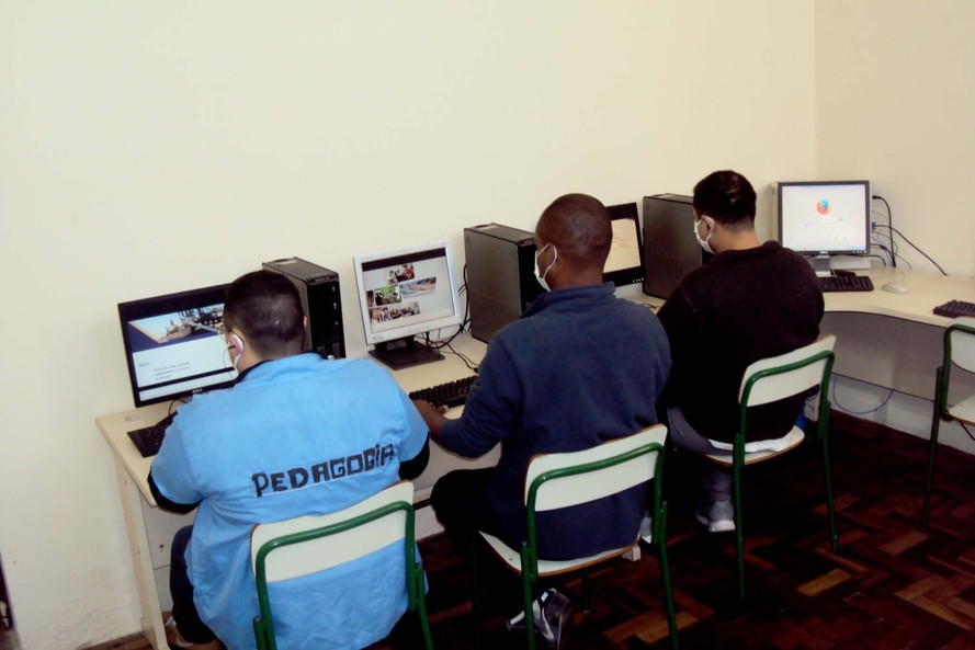 Para estudar, os presos contam com a estrutura laboratório de informática das unidades prisionais