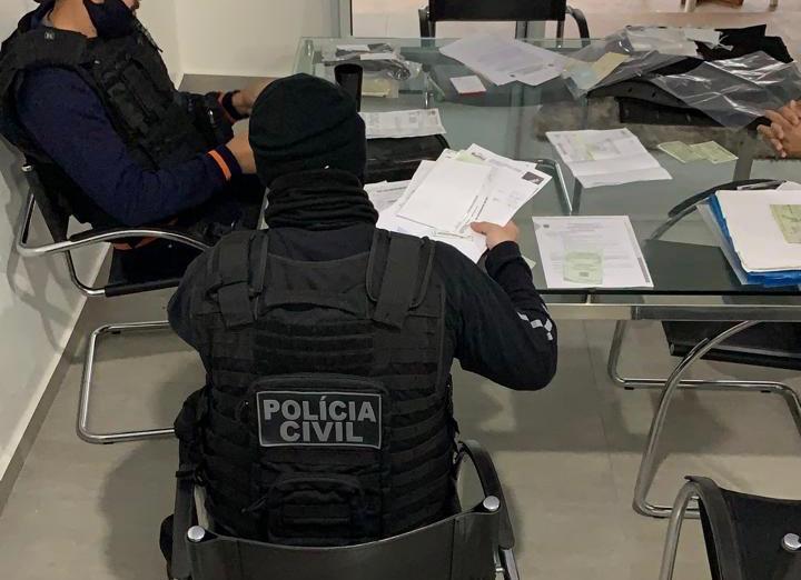 Foram cumpridos mandados de busca e apreensão. Uma pessoa foi presa