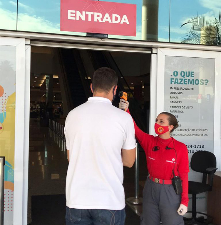 Shopping editou uma cartilha para todos os lojistas com orientações. Clientes só acessam após medirem a temperatura na entrada - Fotos: Da assessoria.