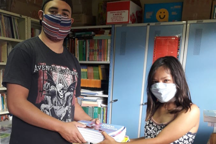 As ações incluem o contato constante com os pais, atendimento especializado aos alunos com necessidades especiais e até o uso de uma moto com sistema de som lembrando os estudantes de retirarem os conteúdos impressos na escola