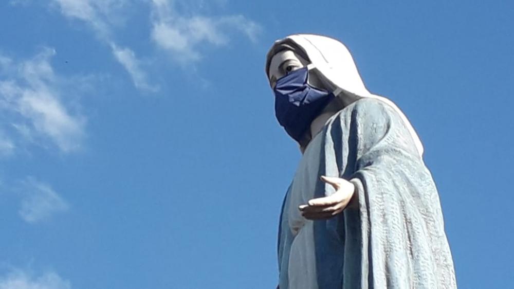 Imagem de Nossa Senhora das Graças usando máscara chamou atenção da comunidade cambaraense