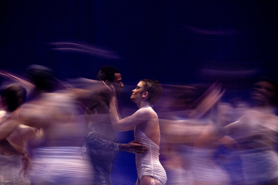 Há opções para uma ampla faixa etária, de 10 a 70 anos, incluindo balé clássico iniciante, improvisação e dança para a melhor idade