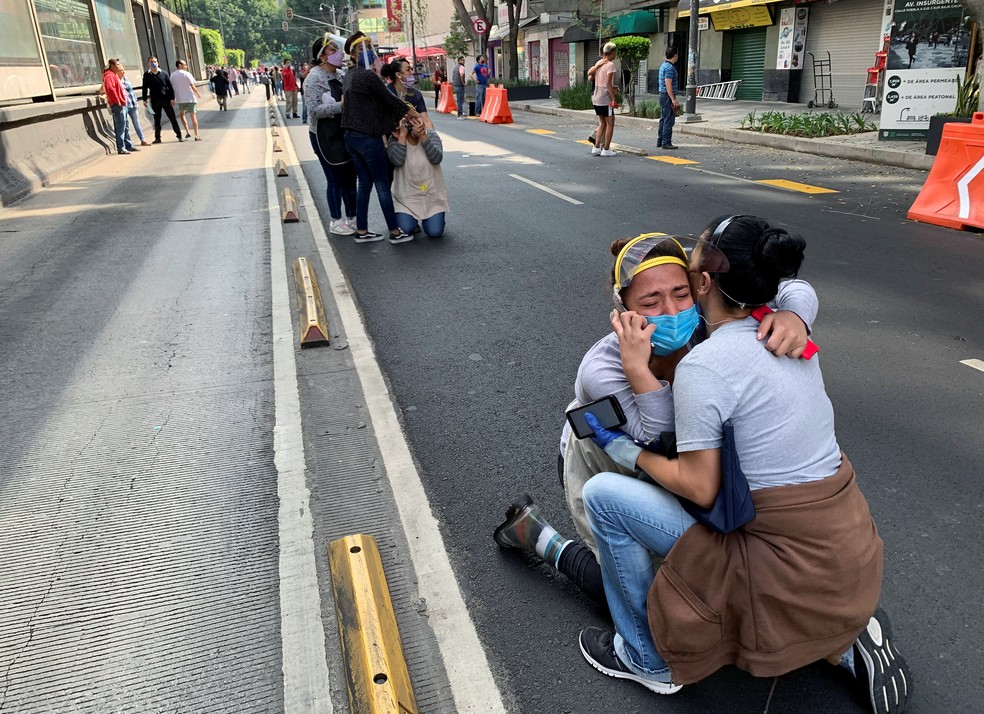 Moradores da Cidade do México saem às ruas após forte terremoto — Foto: Tomas Bravo/Reuters