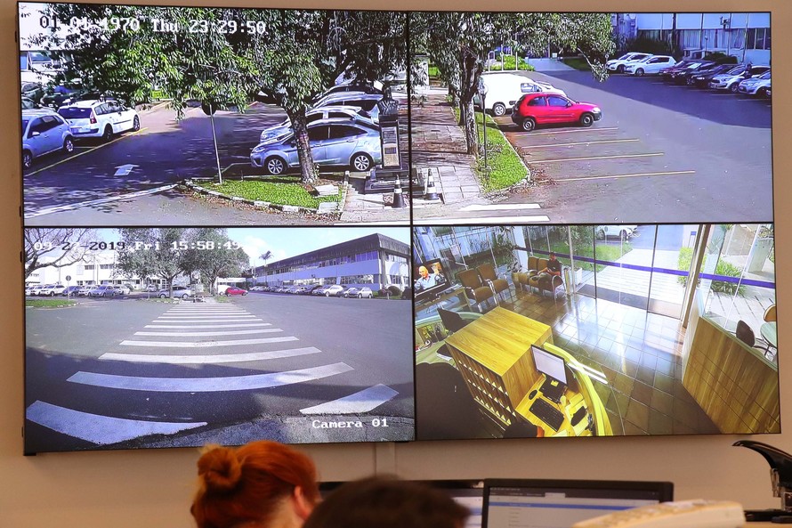 O equipamento de segurança conta com duas câmeras, uma com visão de 360° e outra para monitoramento e auxílio na conversa com o centro de controle
