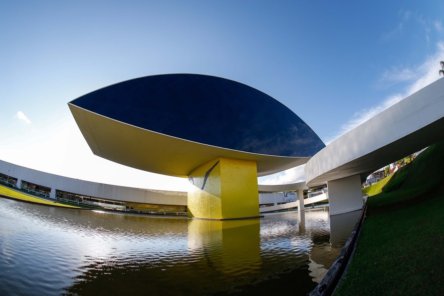 São mostras de artes plásticas, fotografia, vídeo, arquitetura e design, incluindo exposições de artistas do acervo e sucessos internacionais