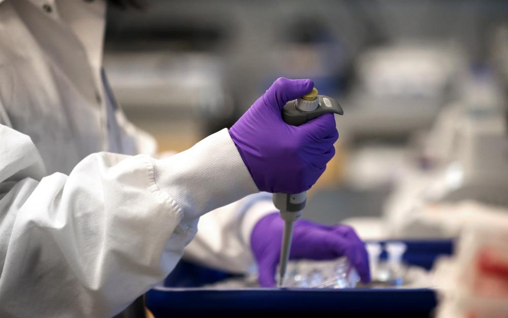 Um cientista trabalha no laboratório Moderna em Cambridge, Massachusetts, em fevereiro.David L. Ryan / Boston Globe via arquivo da Getty Images