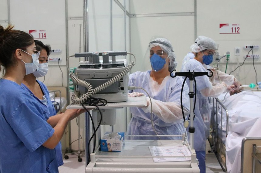 Médicos e enfermeiros em ação em UTI para doentes de covid-19