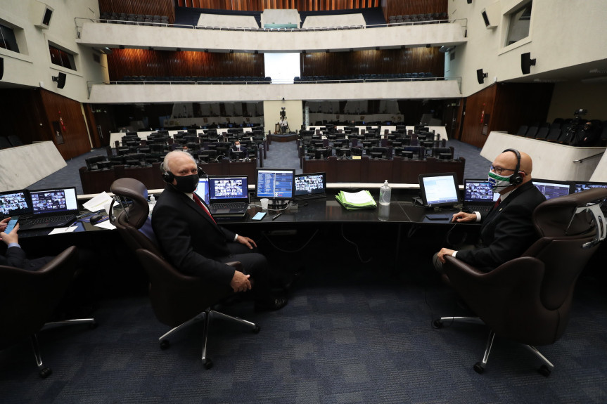 Trabalhos na Assembleia Legislativa do Paraná não serão interrompidos em julho e a implantação de sistemas digitais permitiu a manutenção das atividades em plenário durante a pandemia de forma segura 