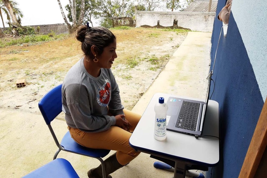 “Por meio dos meetings, os professores conseguem oferecer um atendimento pedagógico aos alunos e tirar suas dúvidas”, afirma Miriam.