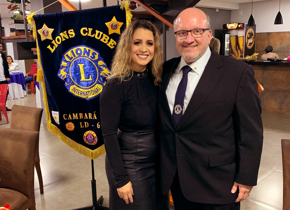 Kelly e o marido Hosnander Marzenta em momento de descontração após a cerimônia de posse da nova diretoria do Lions Clube de Cambará 