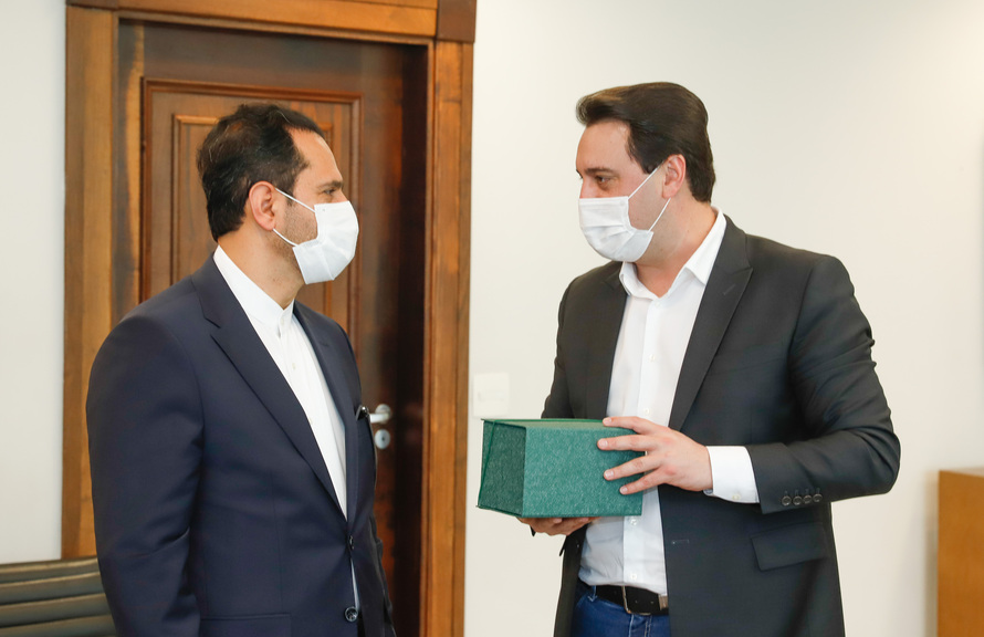 Ratinho Junior recebeu Hossein Gharibi no Palácio Iguaçu