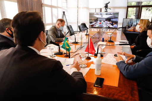 Também visa promover a formação de Recursos Humanos especializados em análise genômica e medicina de precisão, contribuindo para tornar o Paraná um centro de inovação e de excelência em pesquisa