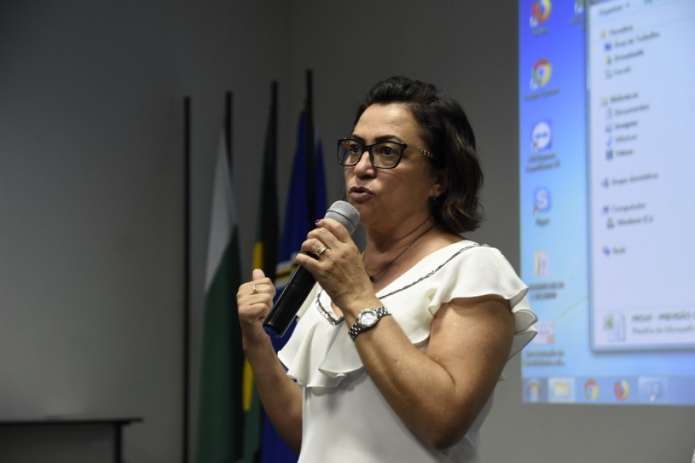 Reitora da UENP, Professora Fátima Aparecida da Cruz Padoan, fala para professores no Campus de Cornélio Procópio