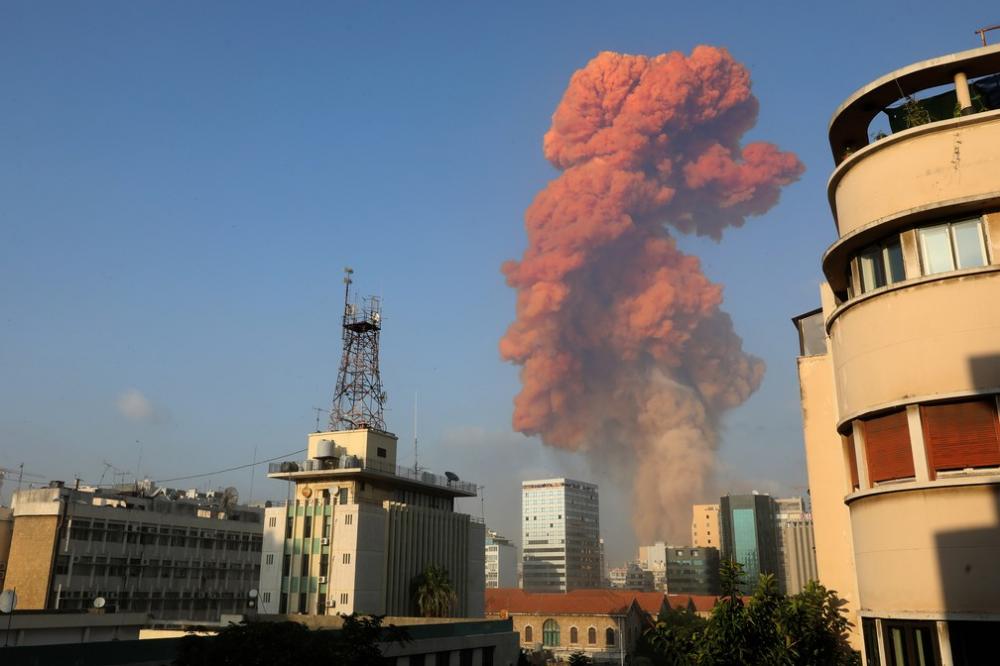 Grande explosão atingiu capital libanesa, Beirute, nesta terça-feira (4), disse correspondente da AFP. A explosão, que abalou edifícios inteiros e quebrou vidros, foi sentida em várias partes da cidade. — Foto: Anwar Amro/AFP