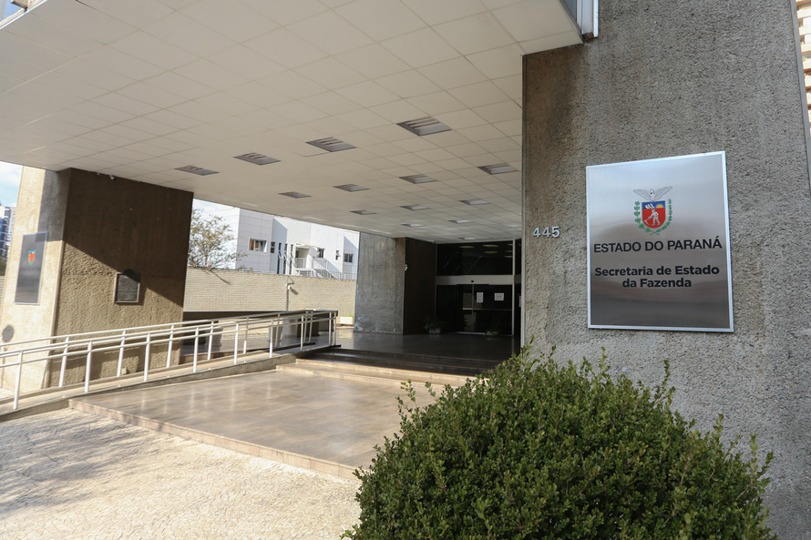 Desta forma, o Paraná pode continuar a contrair empréstimos com a garantia da União, possibilitando, assim, a contratação de taxas de juros mais vantajosas no mercado