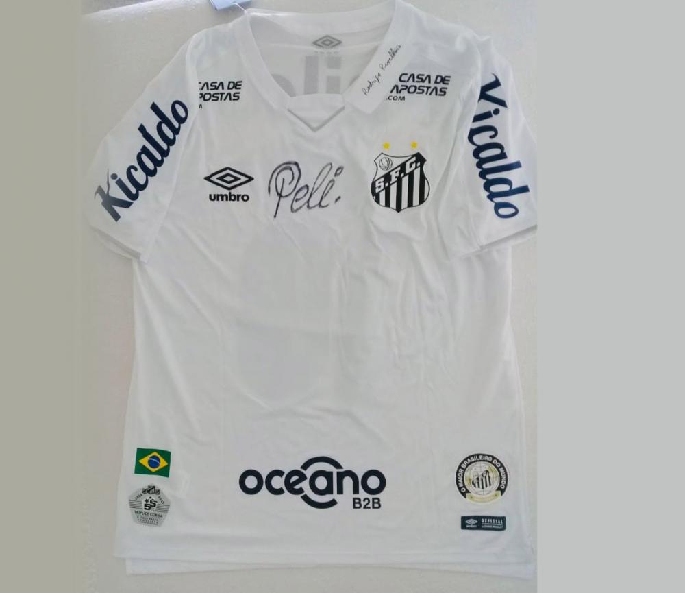 A camiseta é a de número 10, eternizada pelo Rei ao longo 18 anos que jogou no clube e dos mais de mil gols feitos com a camisa branca do Santos