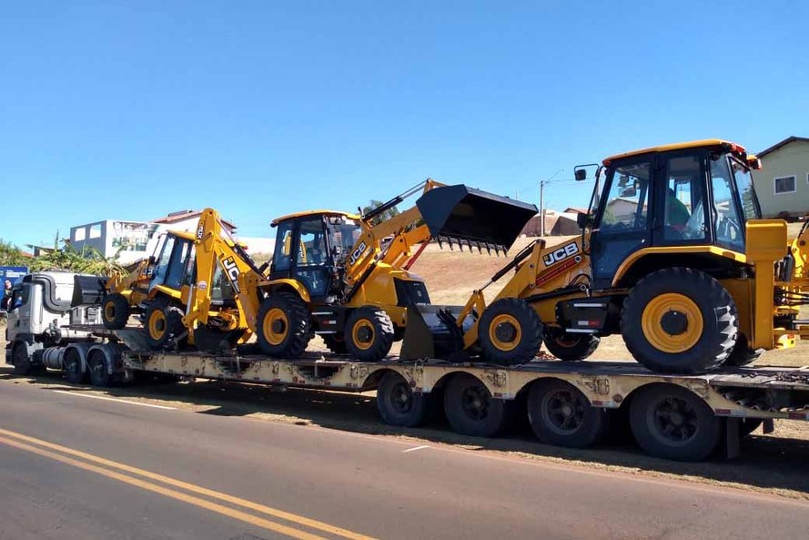 São tratores, retroescavadeiras e caminhões basculantes que ajudam na melhoria de estradas rurais